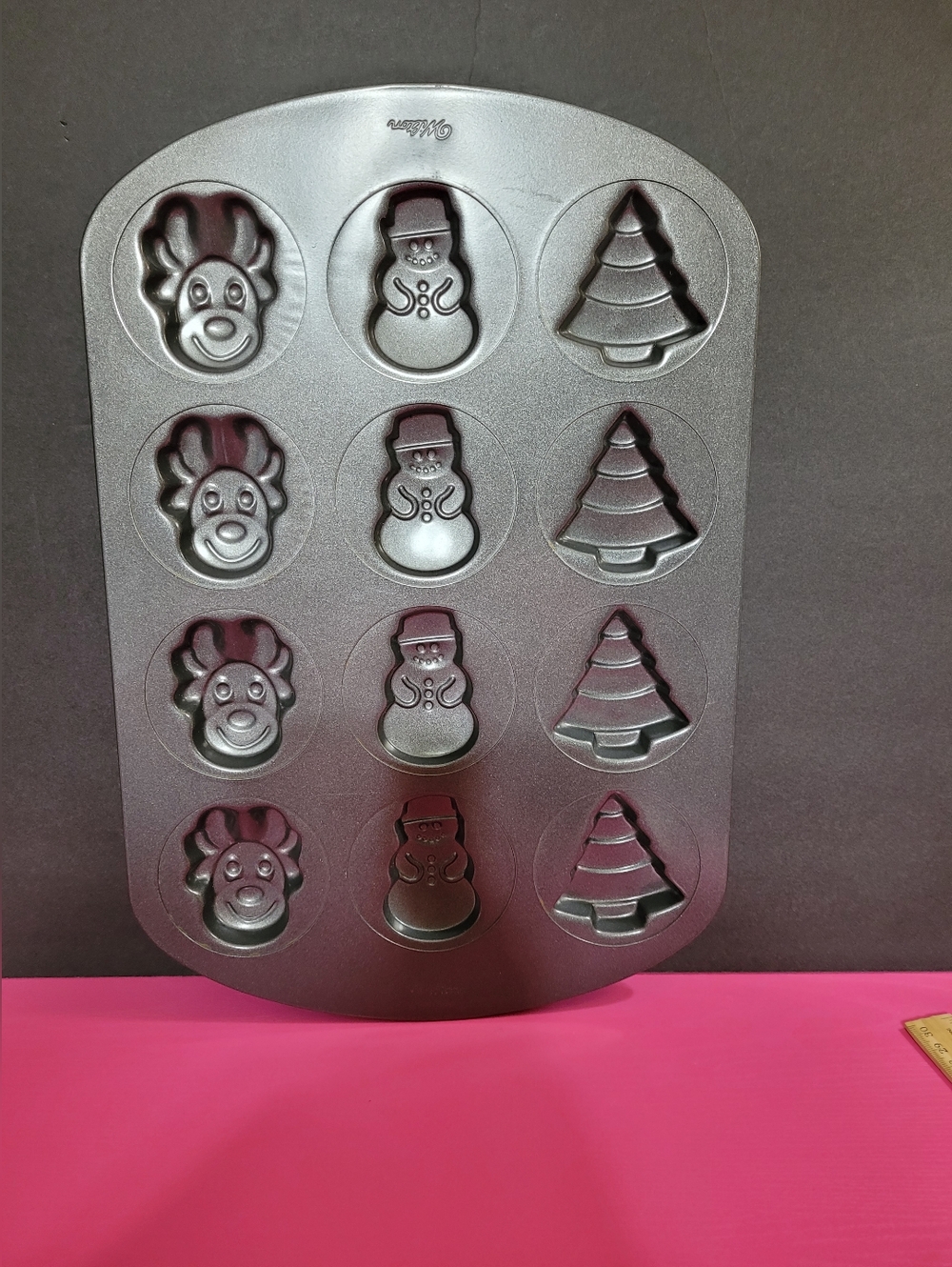 Wilton Nonstick Christmas Theme Baking Pan Tree Snowman Reindeer